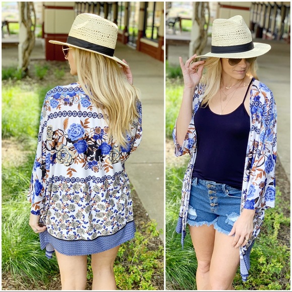 ✨LAST ONE✨Blue floral kimono - Picture 3 of 3